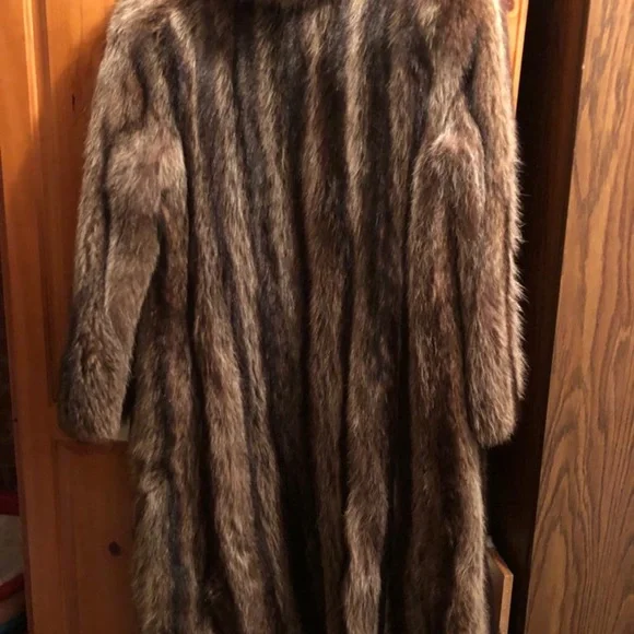 FUR COATS - Picture 5 of 9